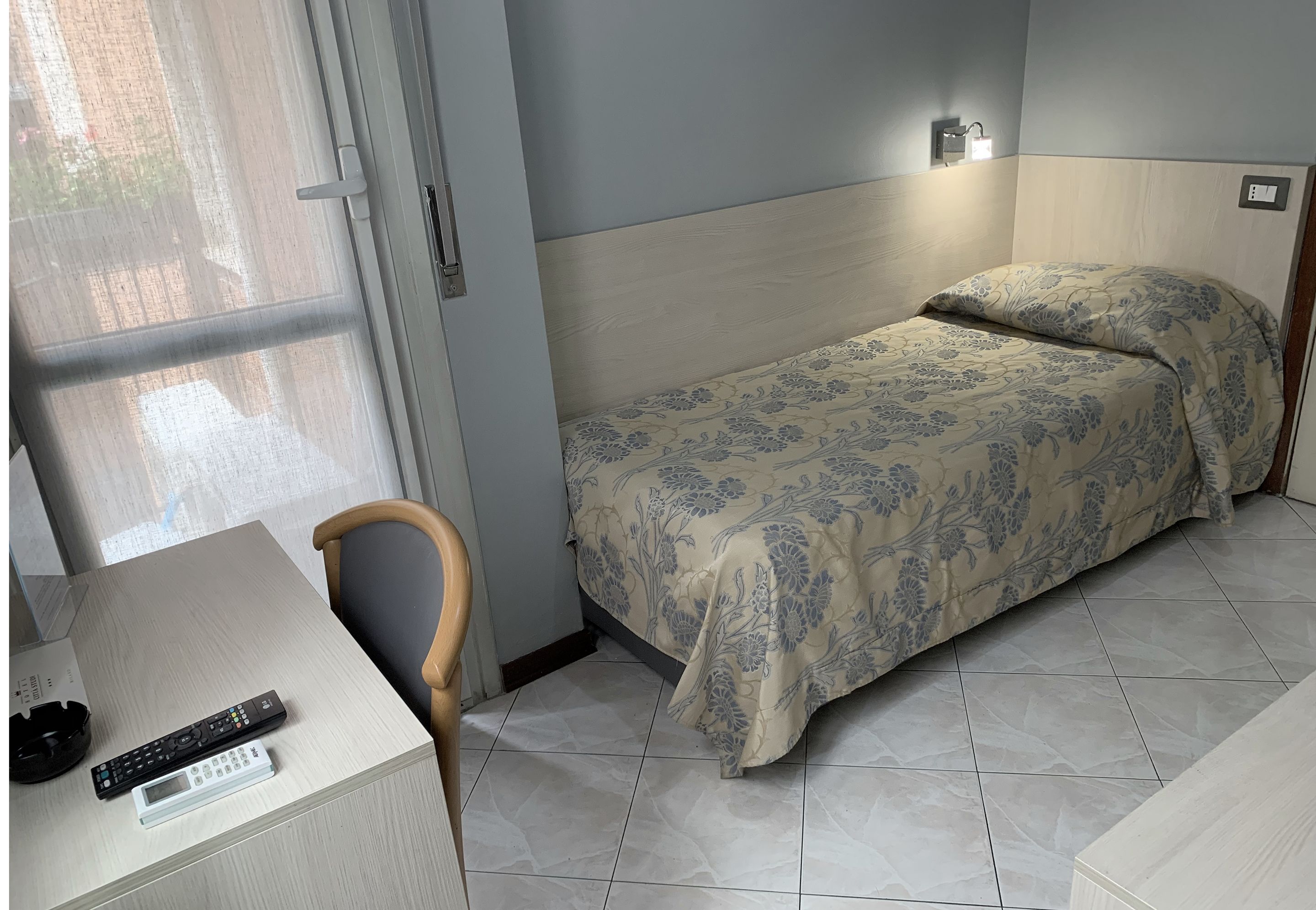 single room | free wifi, bed sheets