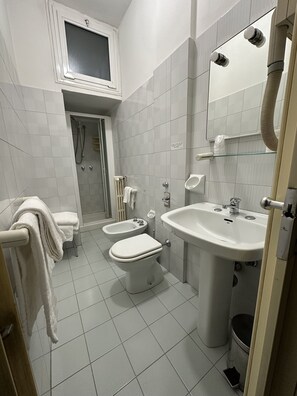 A modern bathroom with a toilet, bidet, sink, and shower. - Hotel Città Studi (Milan)