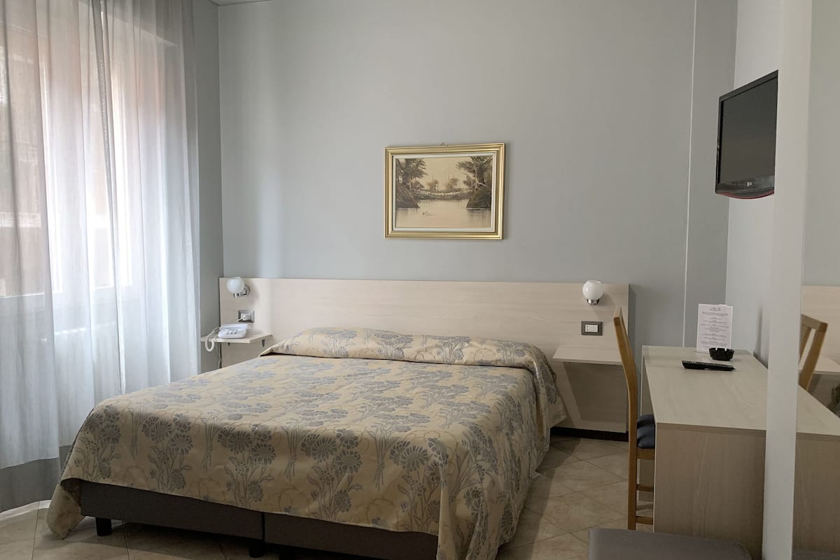 Double Room | WiFi (free), bed sheets