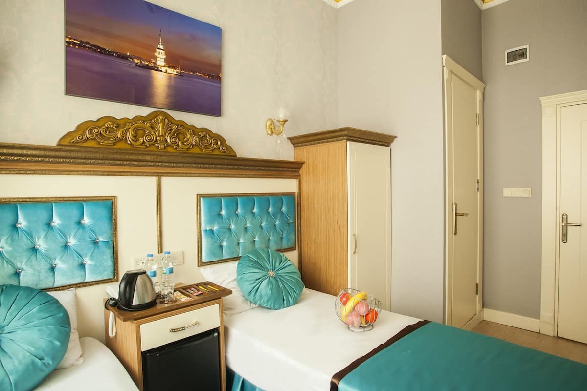 Habitación clásica con 2 camas individuales, no fumadores, vistas a la ciudad | Minibar, caja fuerte, tabla de planchar con plancha y camas supletorias