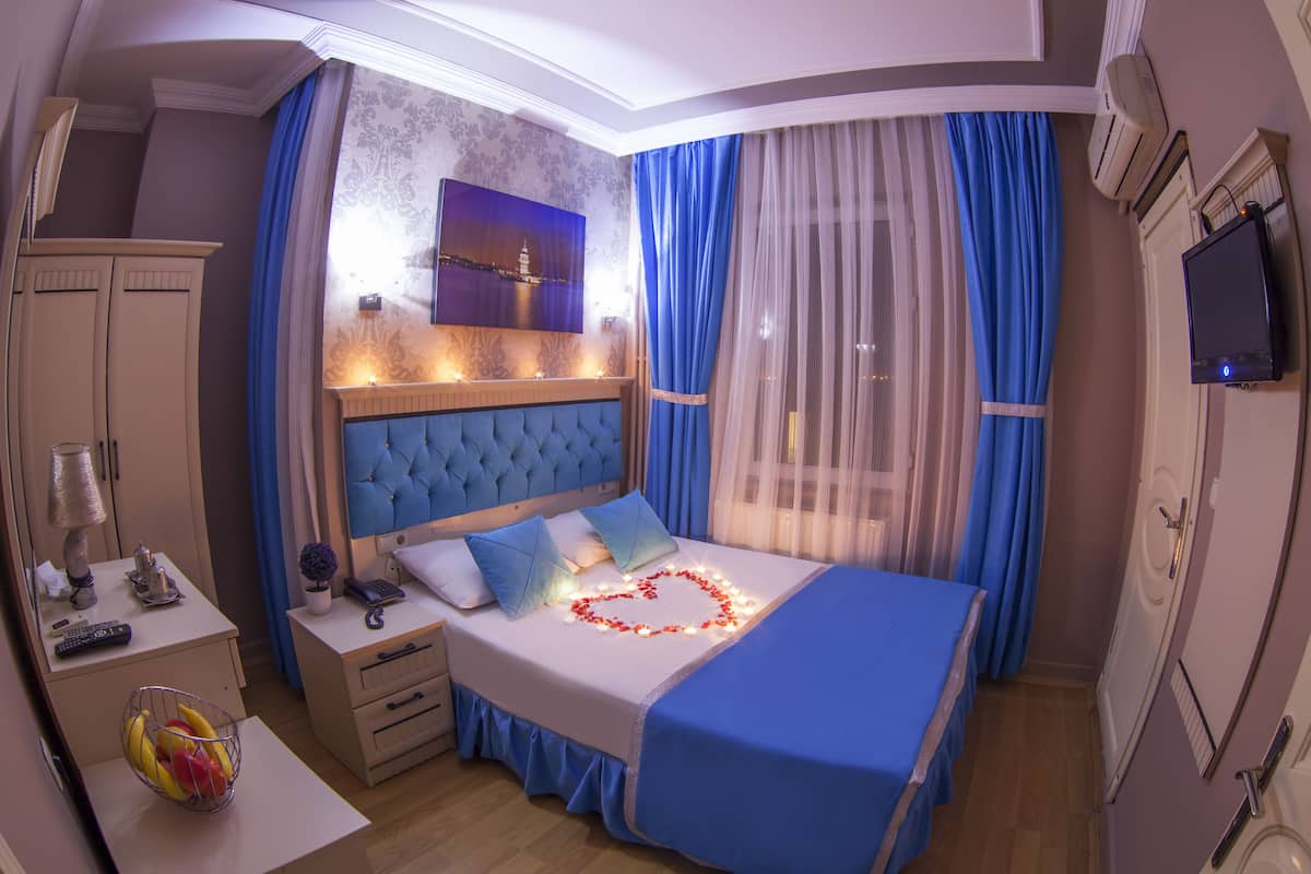 Habitación doble, 1 cama doble | Minibar, caja fuerte, tabla de planchar con plancha y camas supletorias