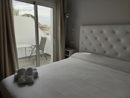 Habitación estándar doble, balcón | Decoración individual, mobiliario individual, escritorio