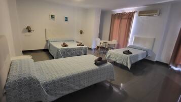 Kamar Quadruple | Didekorasi berbeda-beda dan dilengkapi dengan perabotan berbeda-beda