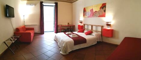 Standard dubbelrum | Duntäcken, skrivbord, ljudisolering och strykjärn/strykbräda