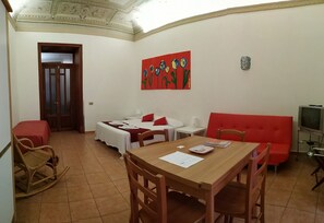 สตูดิโอ | ผ้านวมขนเป็ด, โต๊ะทำงาน, ห้องเก็บเสียง, เตารีด/โต๊ะรีดผ้า