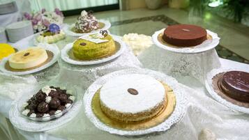 فطور مطهو حسب الطلب يوميًا بتكلفة قدرها (12 EUR للشخص)