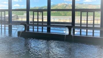 من حمّامات السباحة المغطاة