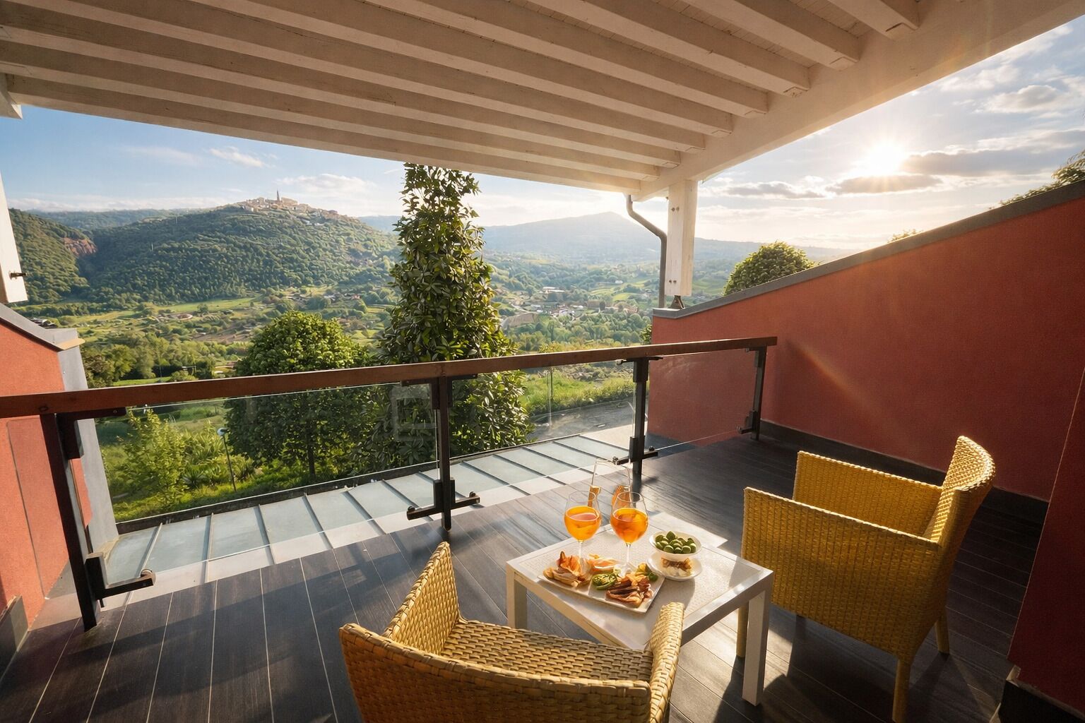 Hochwertige Bettwaren, Minibar, Zimmersafe, individuell dekoriert