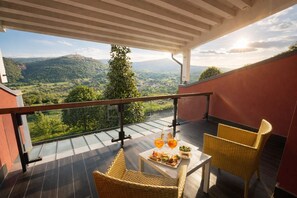 Sengetøy av topp kvalitet, minibar og safe på rommet