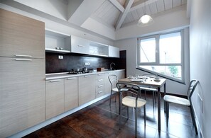 Apartment, Annex Building | Peralatan tempat tidur premium, bar mini, peti besi dalam bilik 