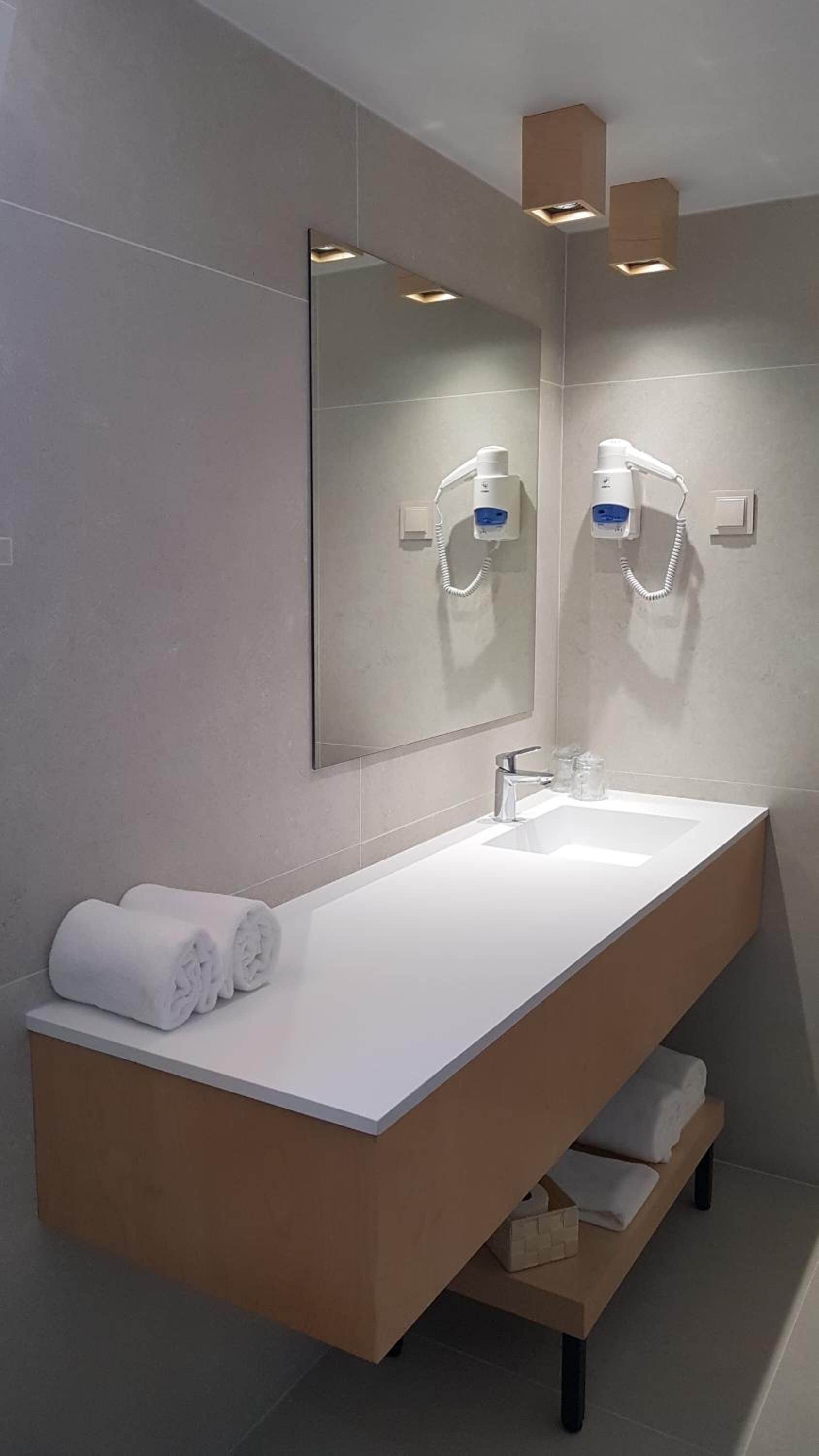 combined shower/bathtub, free toiletries, hair dryer, towels