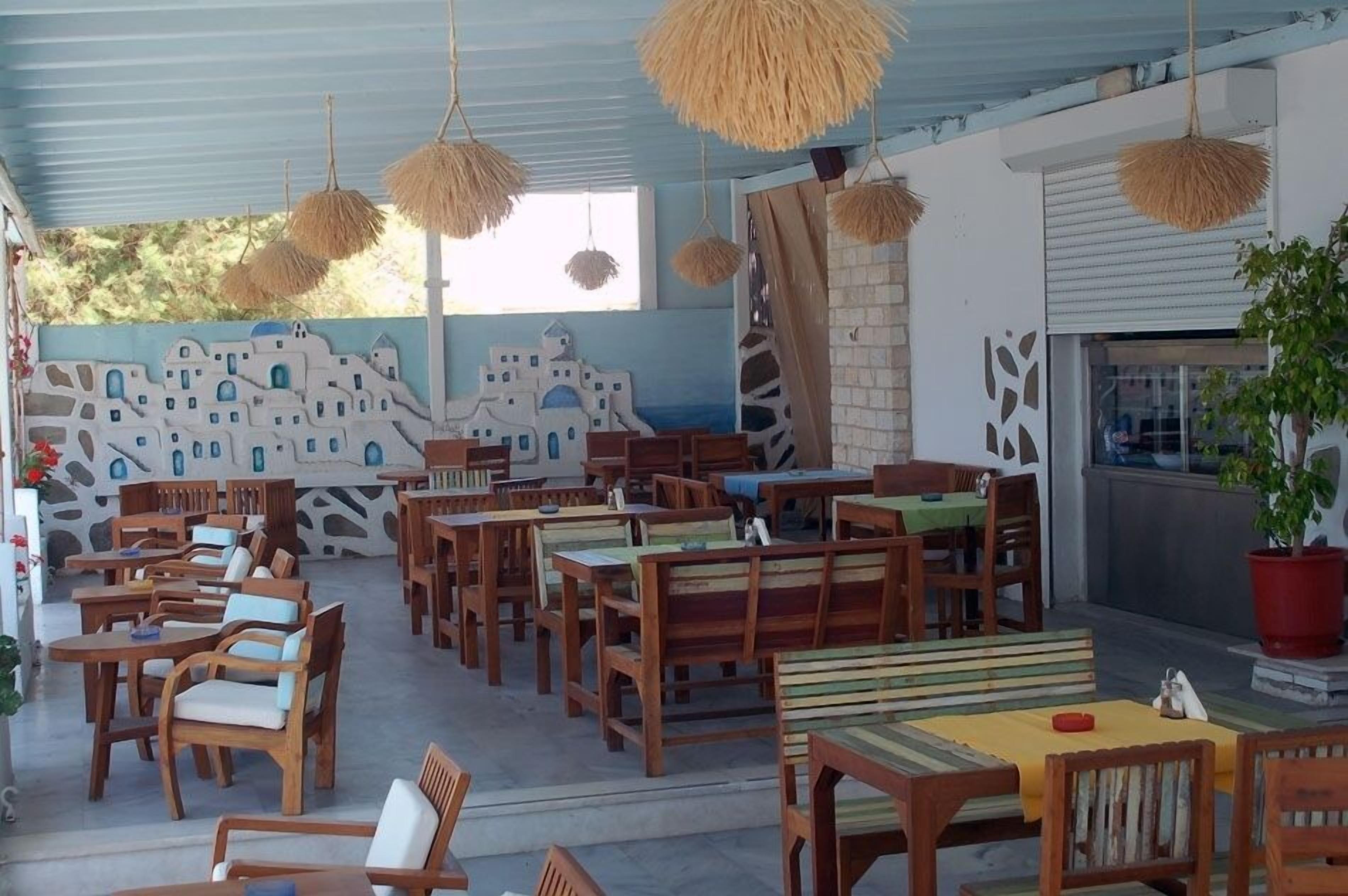 breakfast and lunch served, international cuisine