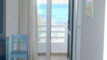 Standard Room, Beachside | Minibar, bed sheets