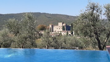 Una piscina al aire libre de temporada, sillones reclinables de piscina