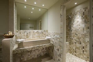 Quarto casal superior | Banheiro | Secador de cabelo, toalhas de banho