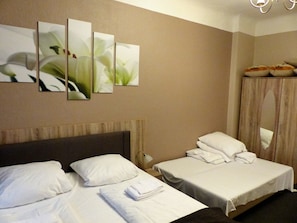 Desk, iron/ironing board, free WiFi - City Hotel Gotland (Berlin)