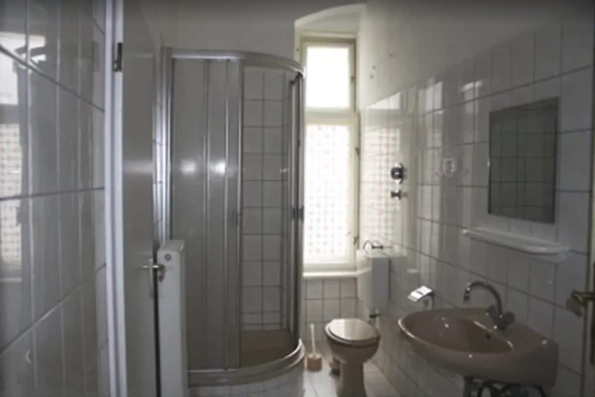Kylpyhuoneessa on suihku, wc, pesuallas ja ikkuna, josta tulee luonnonvaloa.