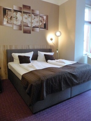 Desk, iron/ironing board, free WiFi - City Hotel Gotland (Berlin)