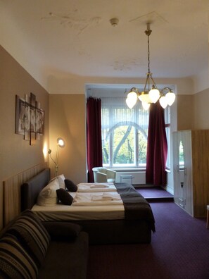 Desk, iron/ironing board, free WiFi - City Hotel Gotland (Berlin)