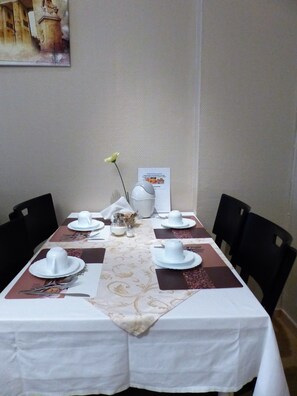 Free daily buffet breakfast  - City Hotel Gotland (Berlin)