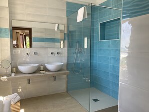 Ducha, artículos de tocador gratuitos, secador de pelo, bidet