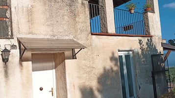 Vista frontal de la propiedad