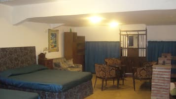 Una scrivania, Wi-Fi gratuito