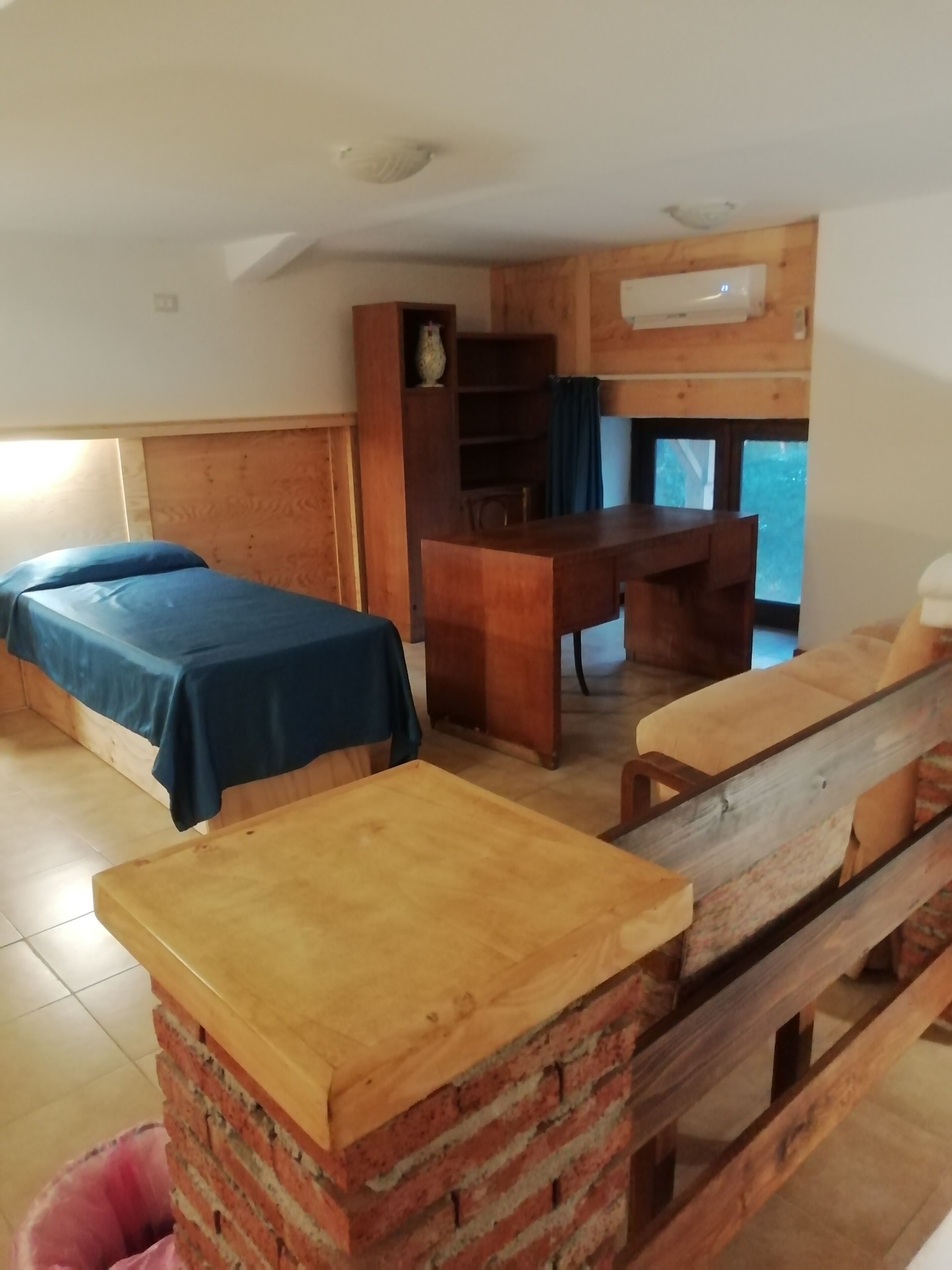 Una scrivania, Wi-Fi gratuito