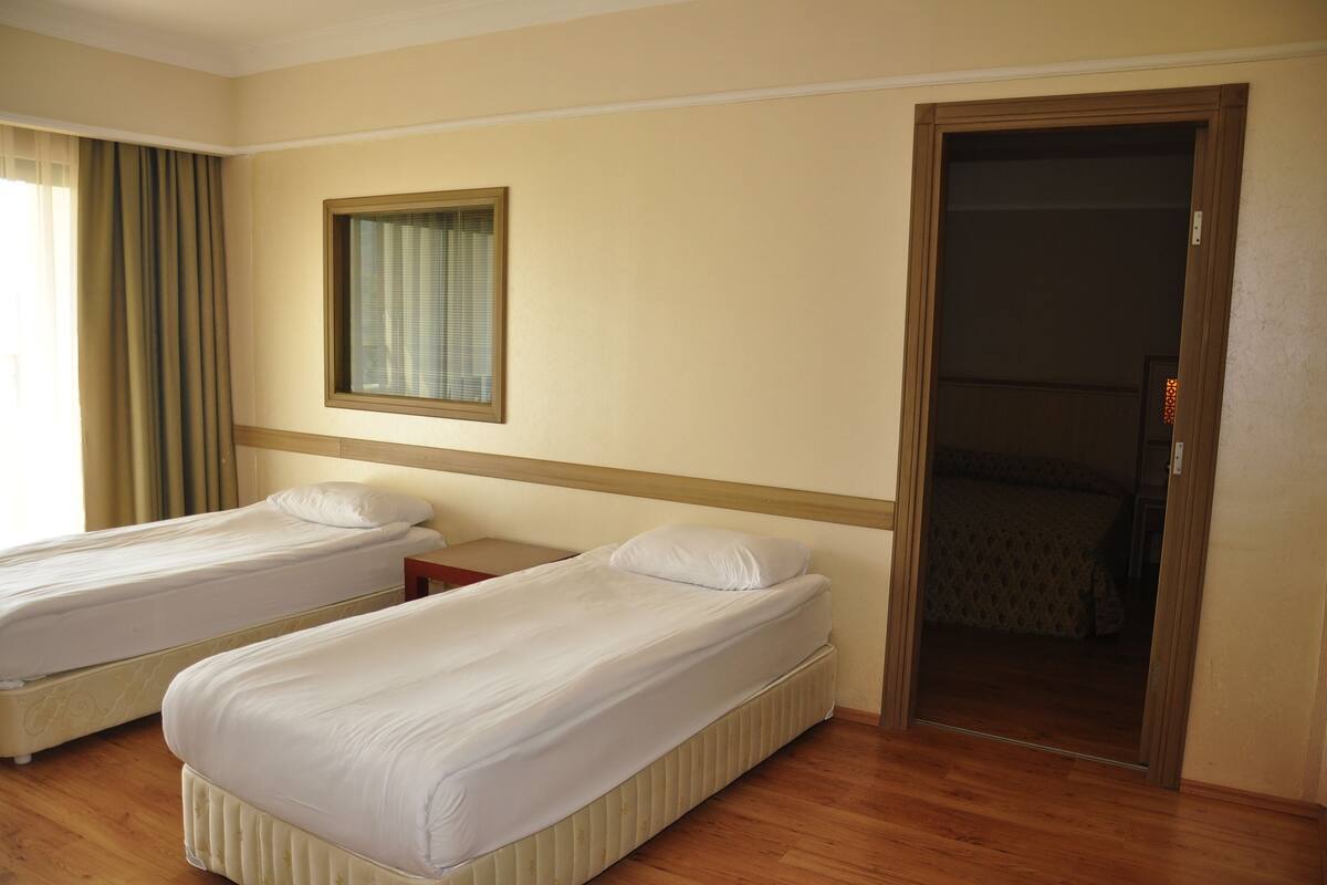Suíte júnior, 1 cama de casal ou 2 camas de solteiro, banheira de hidromassagem