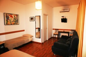 Habitación cuádruple, balcón | Escritorio, camas supletorias, wifi gratis