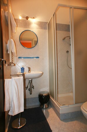 Triple Room, Balcony | Bathroom | Hair dryer, towels - LT Rooms (Rome)