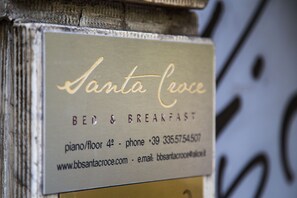 Señal del Bed & Breakfast Santa Croce con información de contacto.