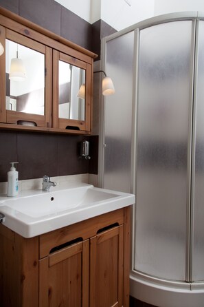 Douche, articles de toilette gratuits, sèche-cheveux, bidet