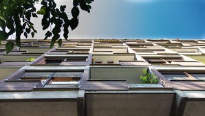 En modern byggnad med flera platta tak och stora fönster.