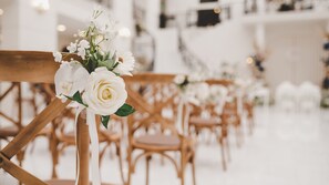 A wedding ceremony aisle with white flowers and wooden chairs. - Intercontinental Madinah - Dar Al Iman by IHG (Madinah)