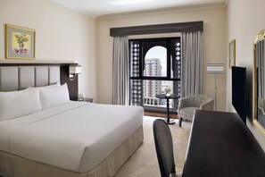 Frigobar, cofres nos quartos, escrivaninha, cortinas blackout