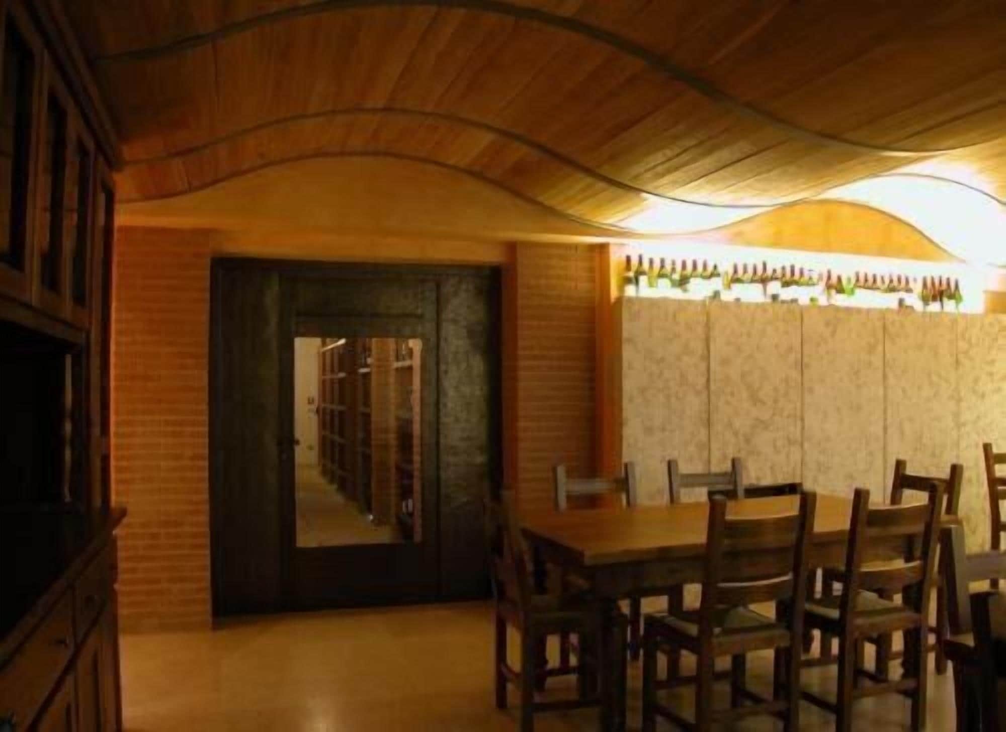 供应早餐、午餐和晚餐，地区菜