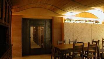 Se sirven desayunos, comidas, cenas y cocina regional