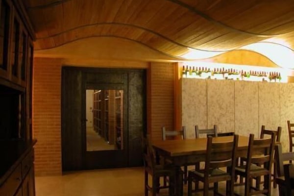 Breakfast, lunch, dinner served; Regional cuisine