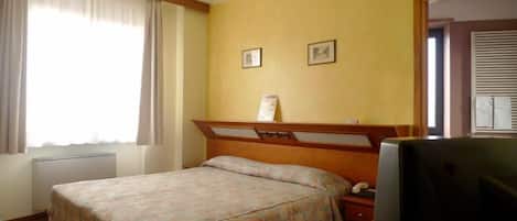 デスク、防音設備、アイロン / アイロン台、WiFi (無料)