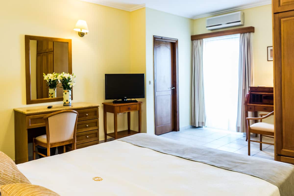 Premium bedding, in-room safe, desk, laptop workspace