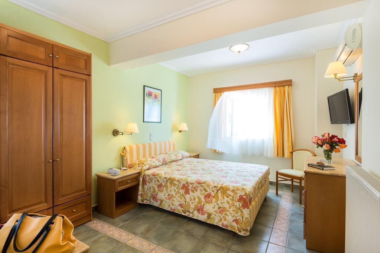 Premium bedding, in-room safe, desk, laptop workspace