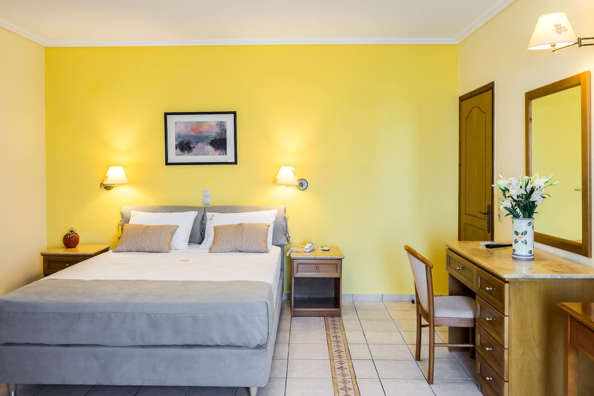 Premium bedding, in-room safe, desk, laptop workspace