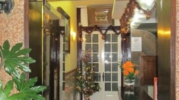 A hotel entrance with a sign reading "RESIDENCIA SOL DA NAVE" and a decorated door. - Sol da Nave (Porto)