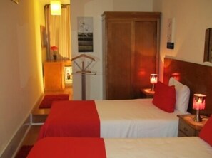 Minibar, escritorio, tabla de planchar con plancha y cuna de viaje 