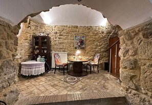 32–tuumainen taulutelevisio, jossa kaapelikanavat