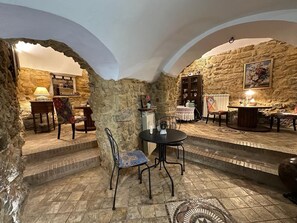 32-inch flat-screen TV with cable channels, DVD player - B&B Proserpina (Enna)