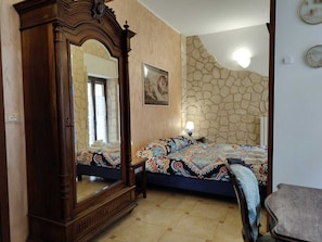 Desk, soundproofing, free WiFi, bed sheets - B&B Proserpina (Enna)