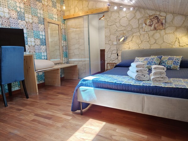 Desk, soundproofing, free WiFi, bed sheets