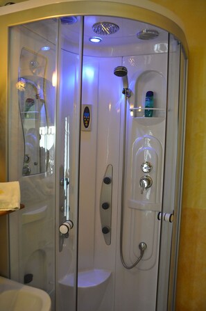 Double Room | Bathroom shower - B&B Proserpina (Enna)